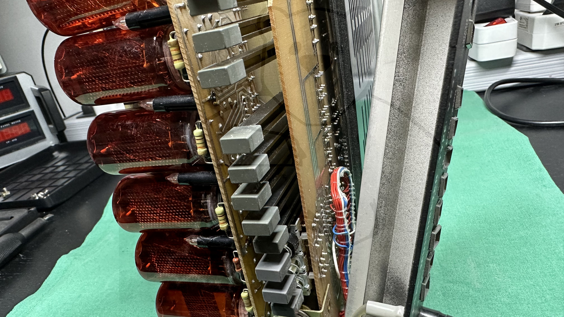 Detailaufnahme Schalter und Nixieröhren